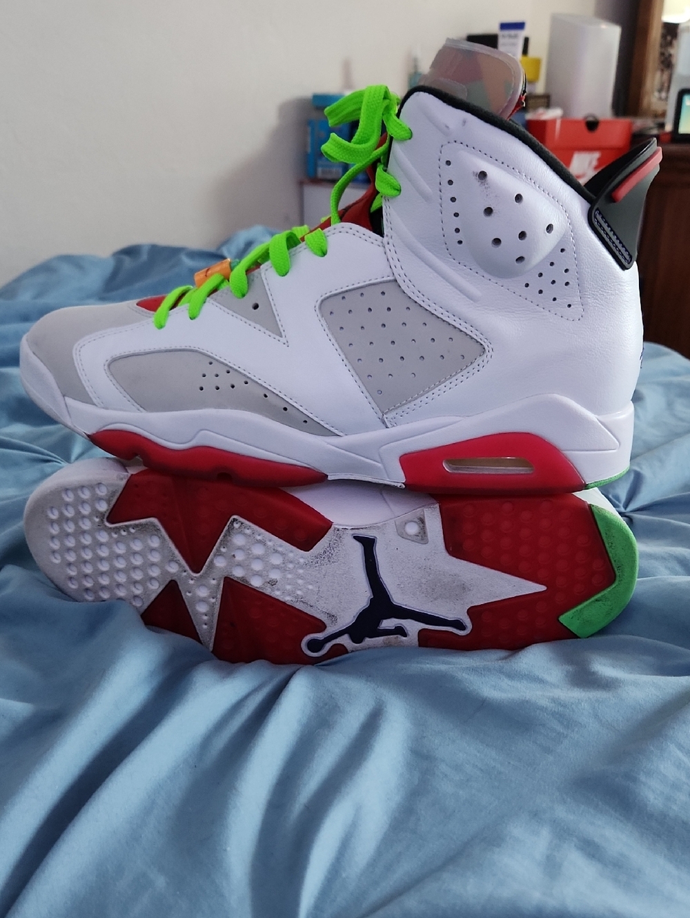 "Jordan 6 Bugs Bunnys" White and Red Sneakers with Green Laces - Picture 7 of 7